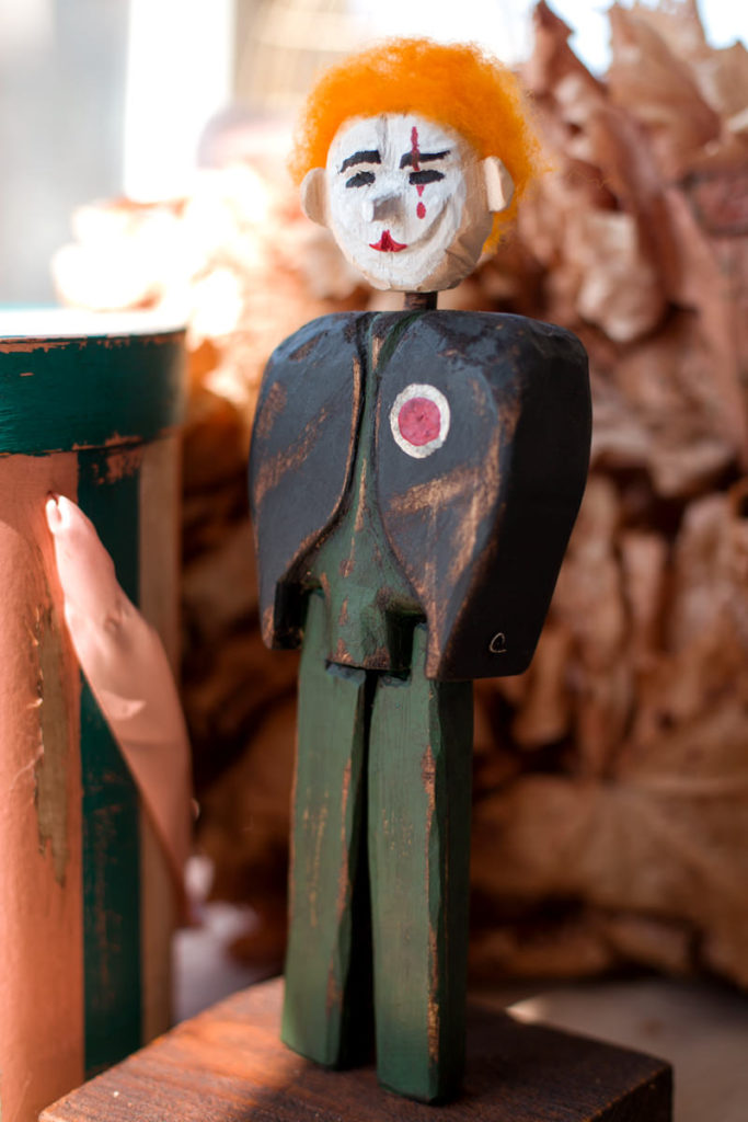 деревянная статуэтка раненный ангел